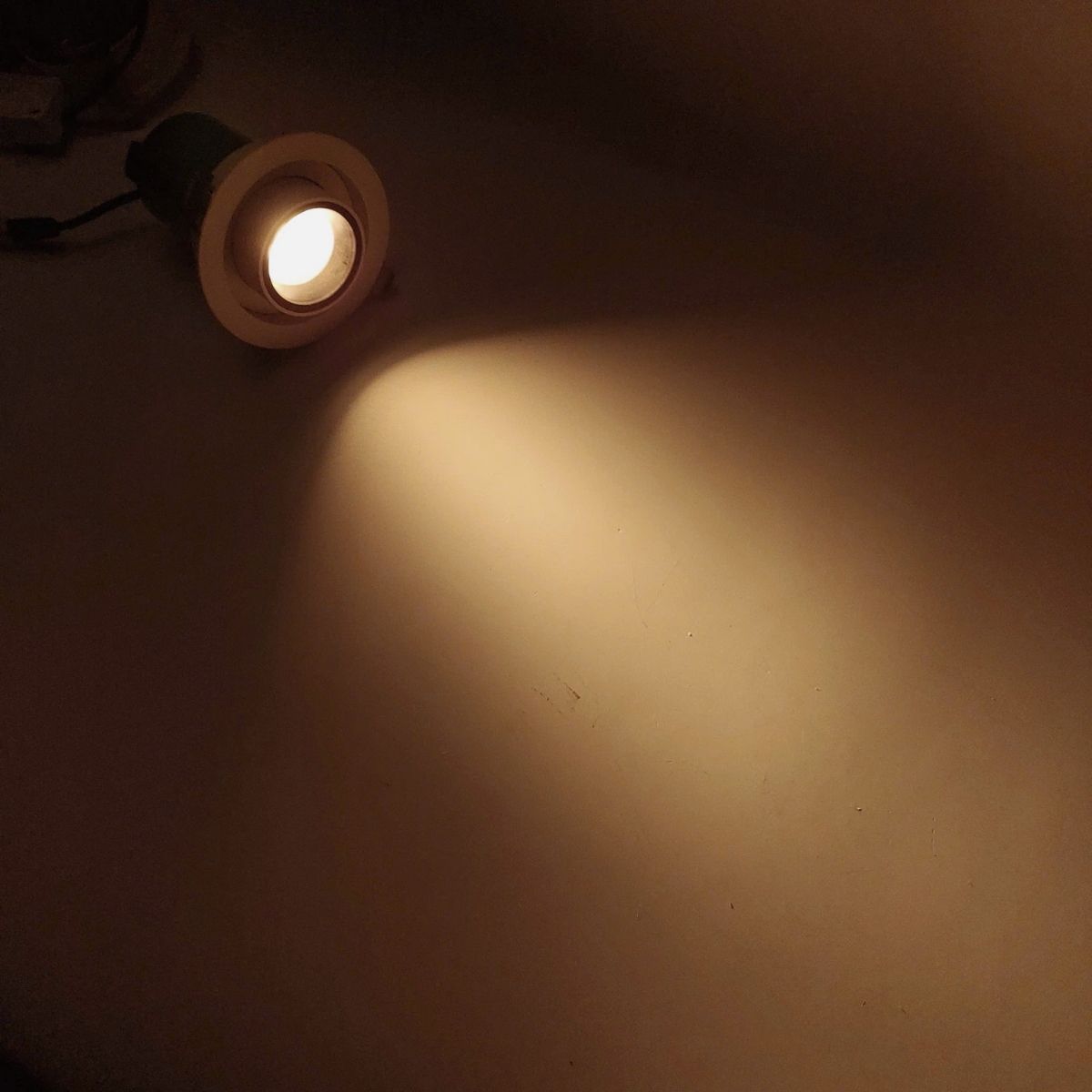 Với spotlight âm trần cố định, luồng sáng chủ yếu hướng xuống phía dưới